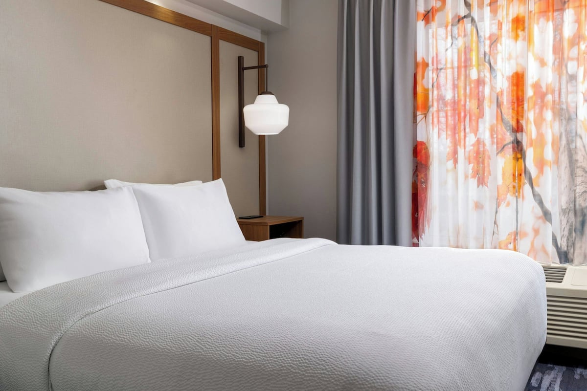 Hypo-allergenic bedding, in-room safe, desk, laptop workspace