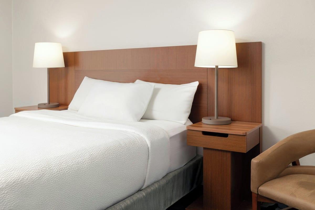 Room, 1 Queen Bed | Hypo-allergenic bedding, in-room safe, desk, laptop workspace