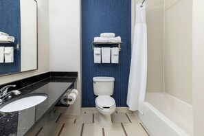 Combined shower/bathtub, free toiletries, hair dryer, towels