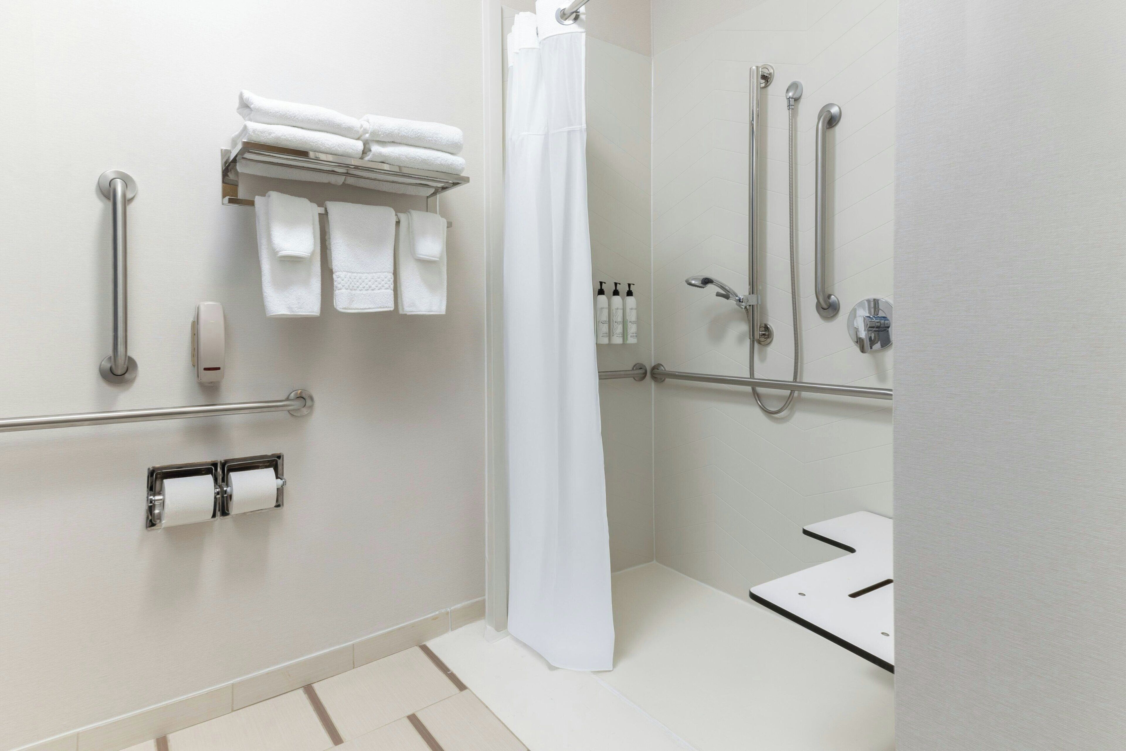 studio, 2 queen beds | bathroom | combined shower/bathtub, free toiletries, hair dryer, towels
