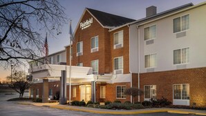A Fairfield by Marriott hotel with a brick facade, multiple windows, and a covered entrance. - Fairfield Inn & Suites by Marriott Cincinnati Eastgate (Cincinnati)