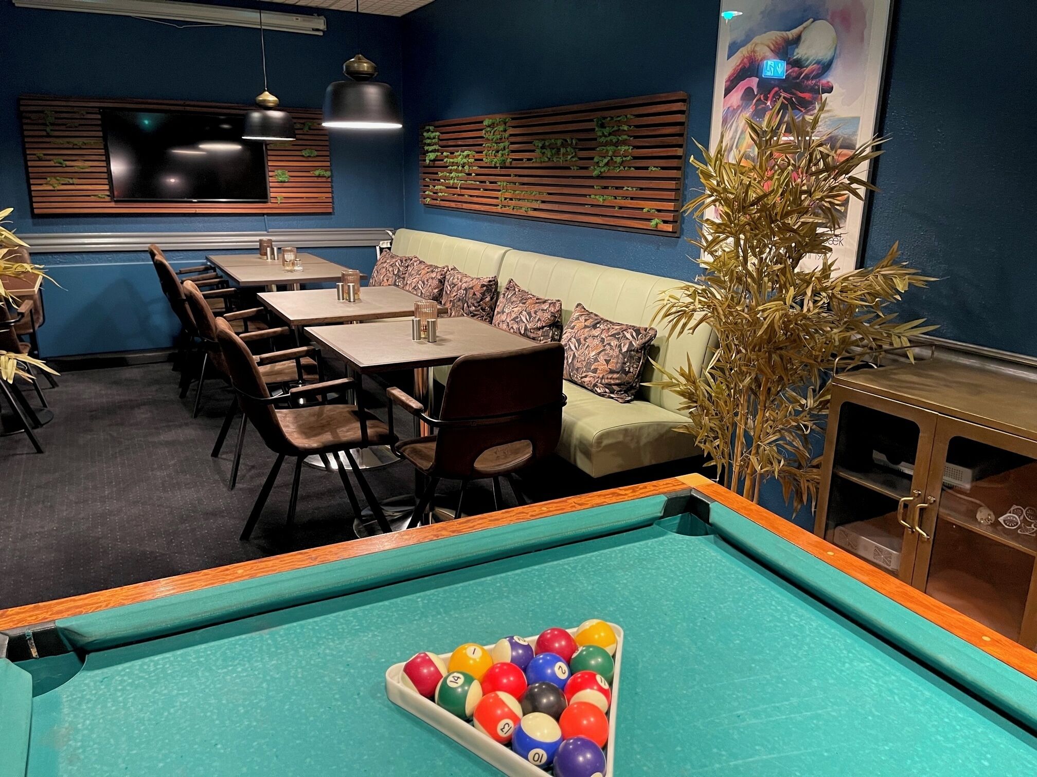 22-tommers fladskærms-tv med kabelkanaler, tv