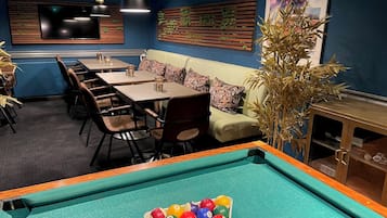 22-tommers fladskærms-tv med kabelkanaler, tv