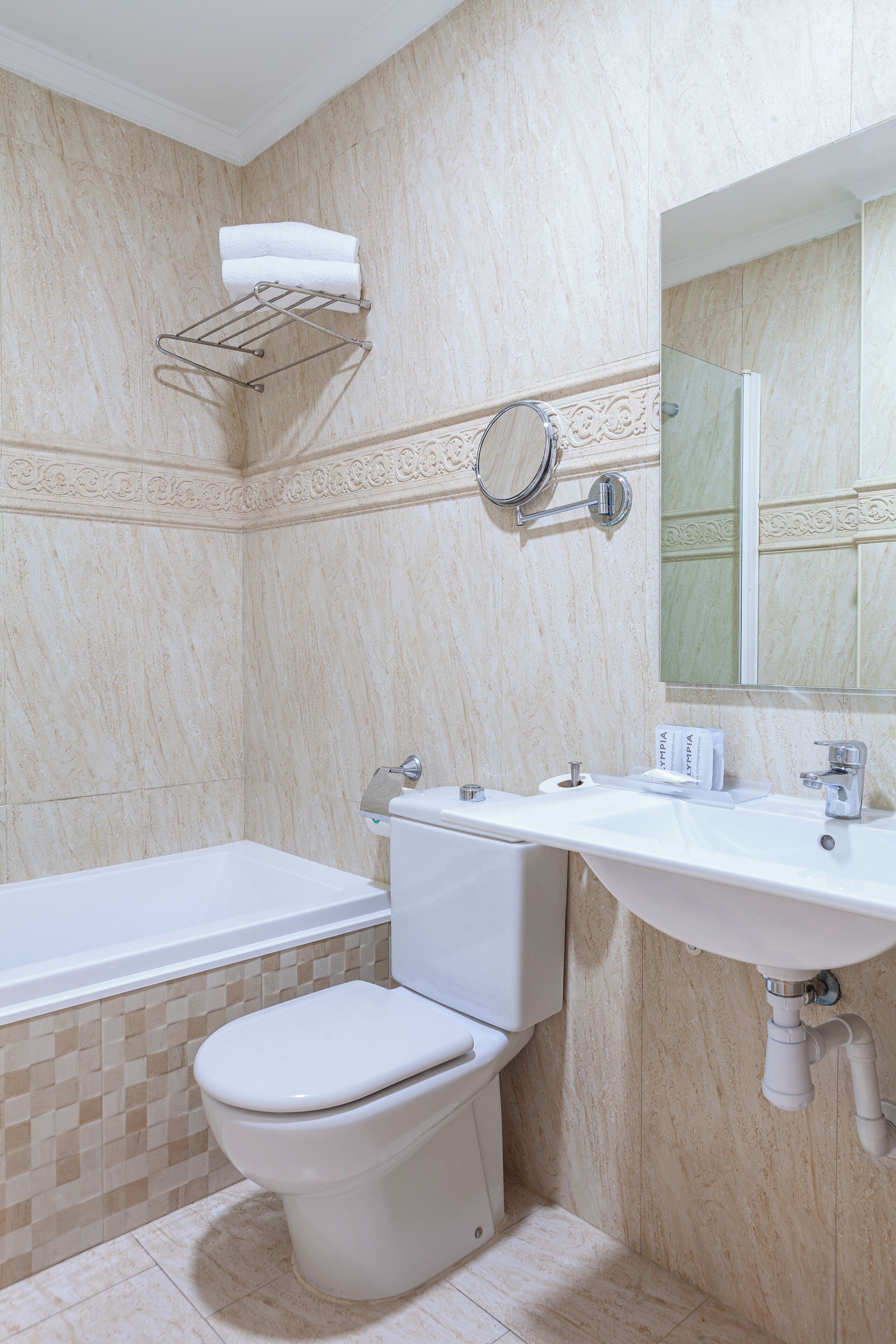Un baño con bañera, inodoro y lavabo.