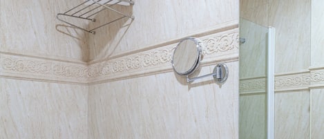 Un baño con bañera, inodoro y lavabo.