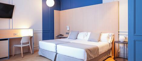 Minibar, caixa forta a l'habitació i escriptori