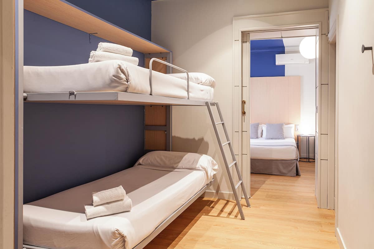 Minibar, caja de seguridad en la habitación y escritorio