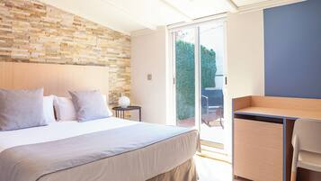 Habitación con 1 cama matrimonial o 2 individuales, Terraza | Minibar, caja de seguridad en la habitación y escritorio