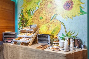 Tägliches Frühstücksbuffet (9 EUR pro Person)