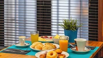 Desayuno buffet (EUR 9 por persona)