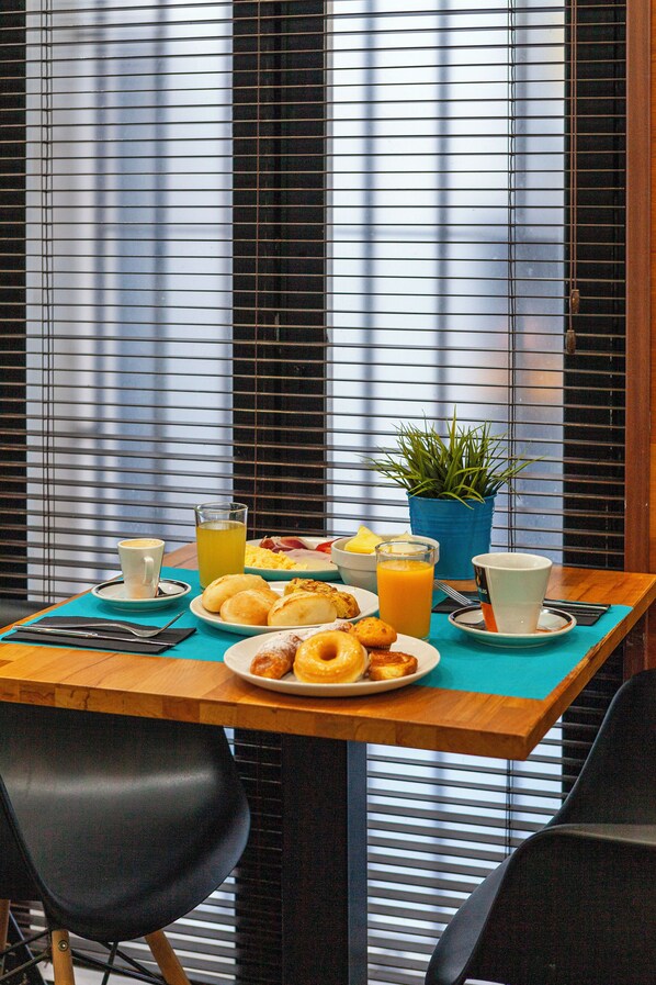 Café da manhã com buffet diário (EUR 9 por pessoa) 