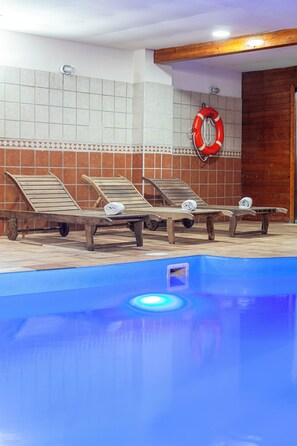 Indoor pool, sun loungers