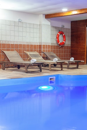 Indoor pool, sun loungers