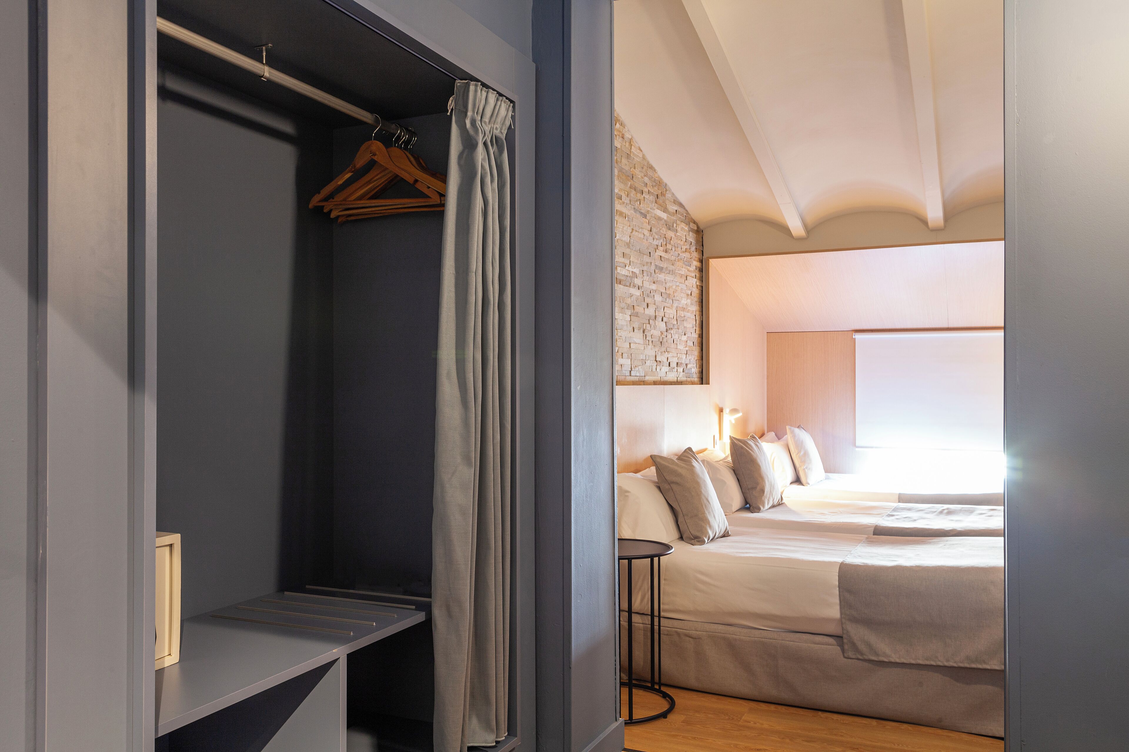 Un dormitorio con una cama, una mesita de noche y un armario.