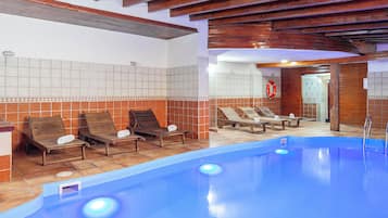 Inomhuspool och solstolar