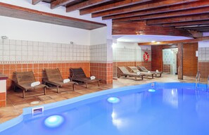 Indoor pool, sun loungers