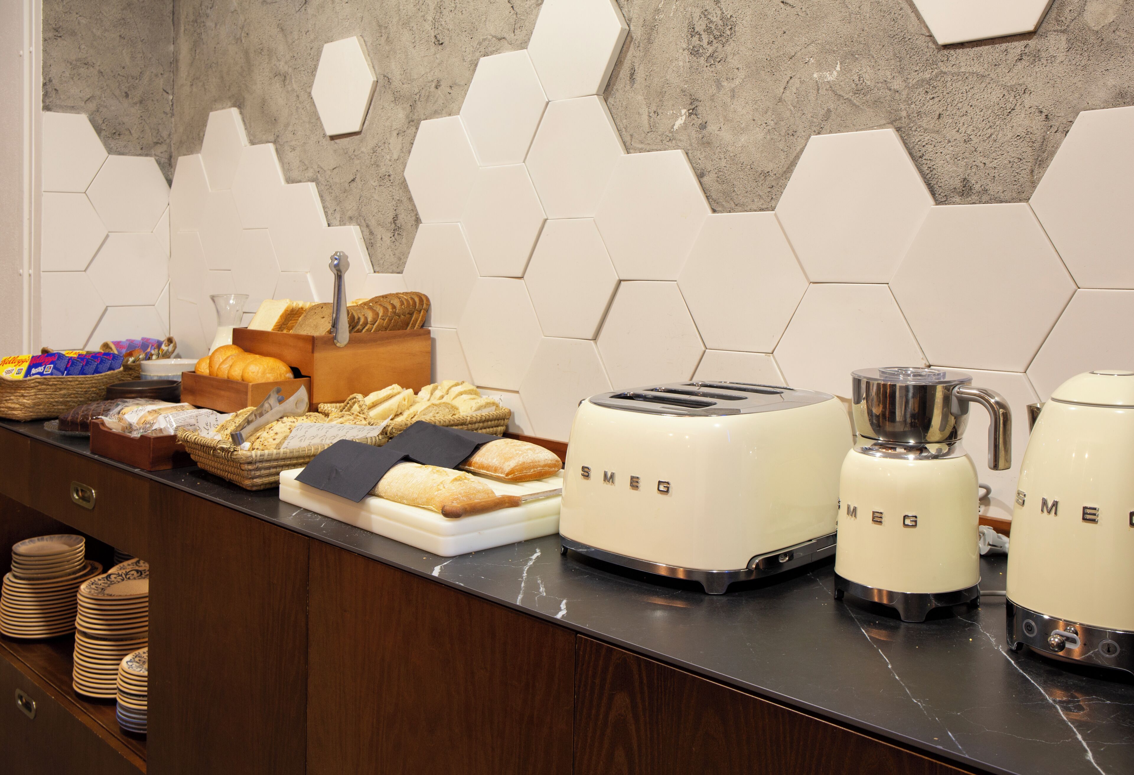 Ein Frühstücksbuffet mit Brot, Gebäck und einem Toaster.