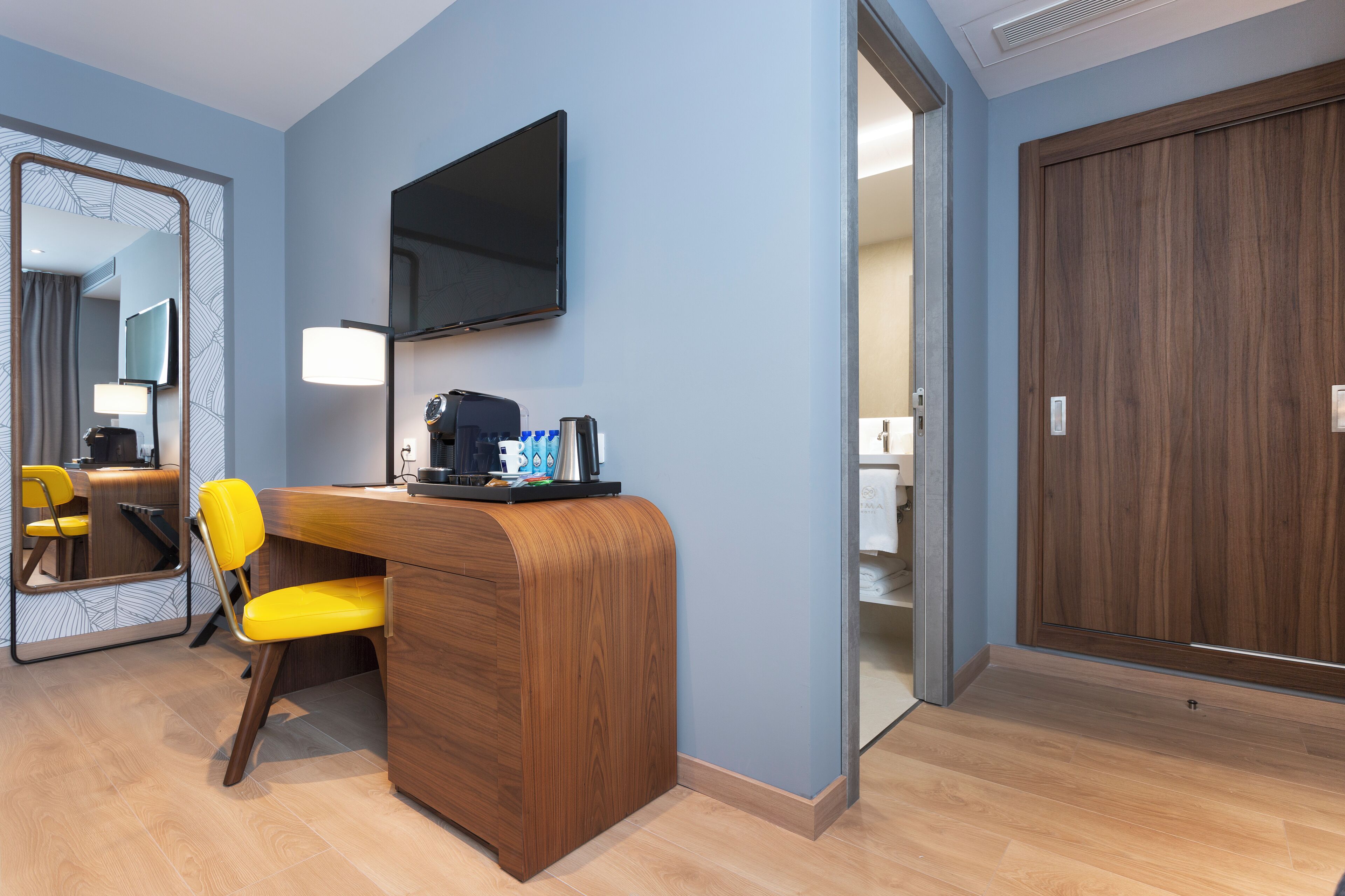 Twin Room (Interior) | Minibar, in-room safe, soundproofing, iron/ironing board