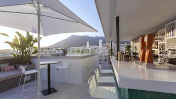 Bar en la piscina