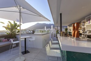Bar accessible depuis la piscine