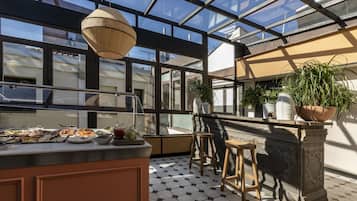 Desayuno buffet diario (EUR 15 por persona)