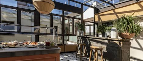 Petit déjeuner buffet (15 EUR par personne)