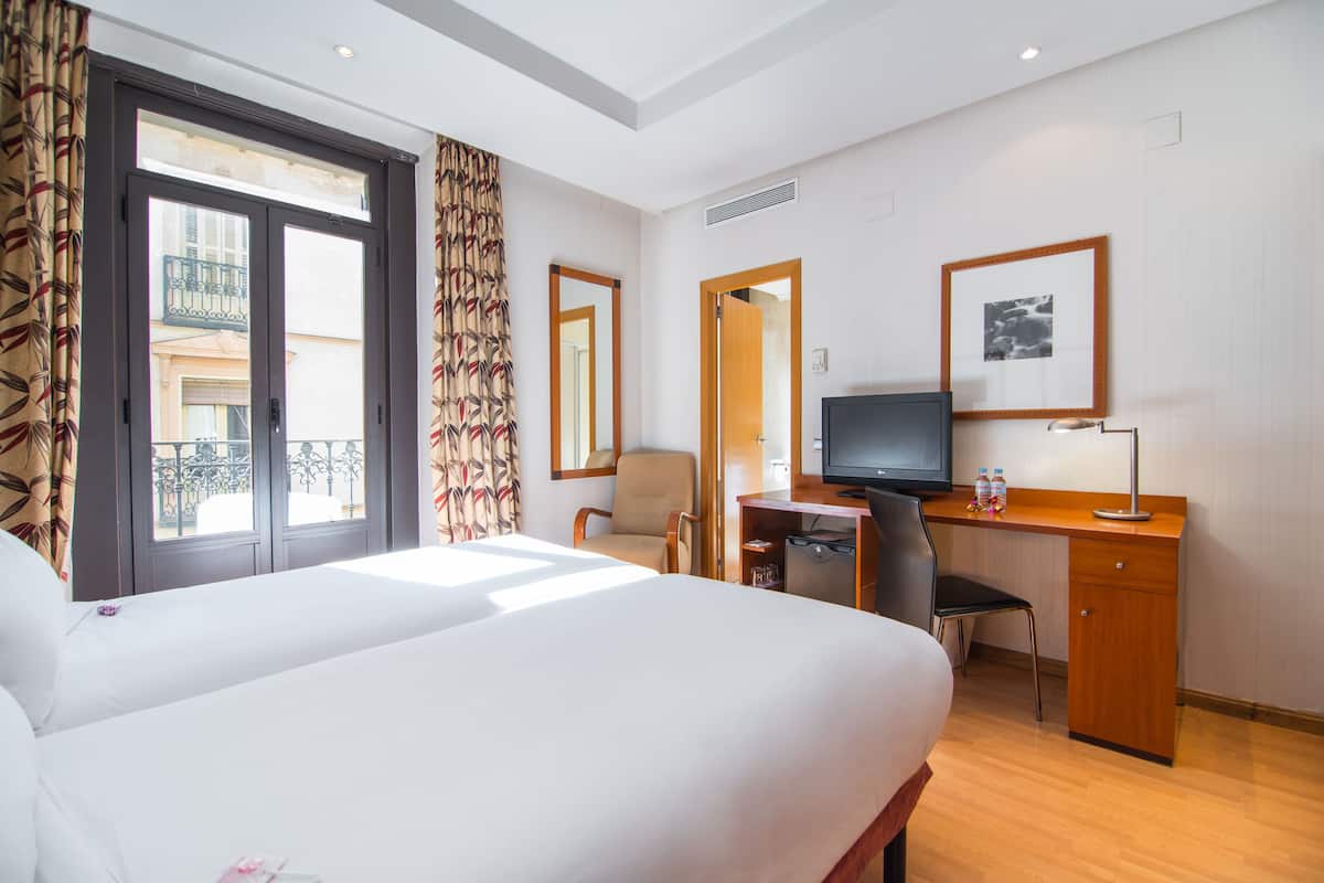 Phòng đôi Tiêu chuẩn | Minibar, két bảo mật tại phòng, bàn, màn/rèm cản sáng