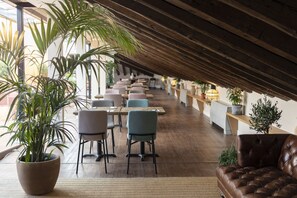 Petit déjeuner buffet (18 EUR par personne)