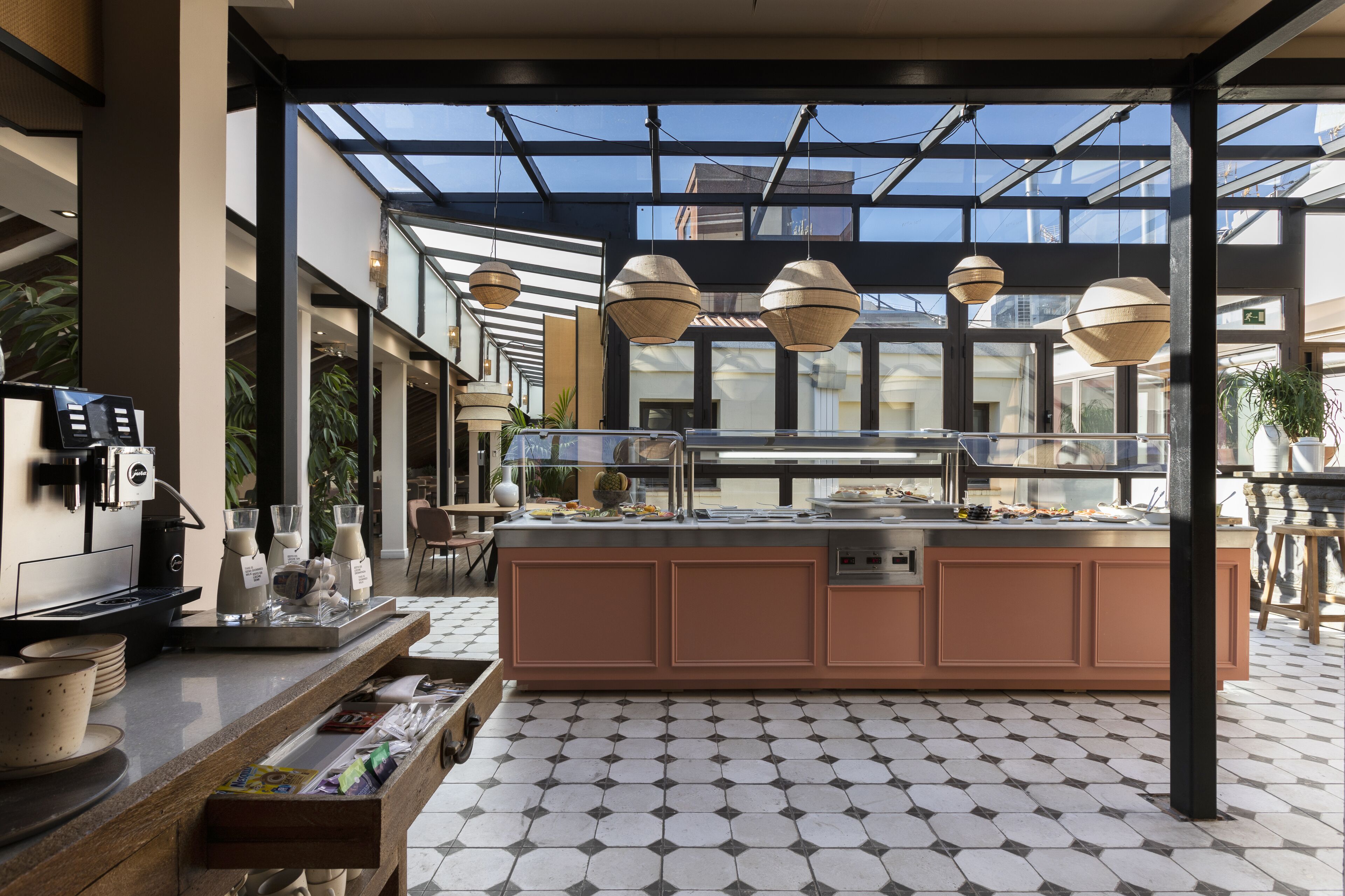 بوفيه فطور يوميًا بتكلفة قدرها (15 EUR للشخص)