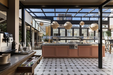 Desayuno buffet todos los días (con cargo) . Petit Palace Preciados