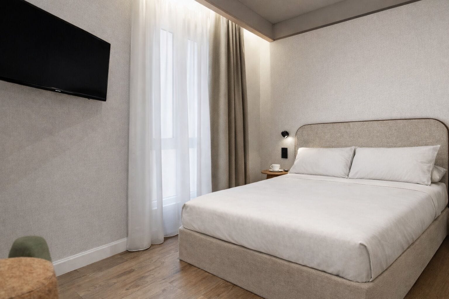 Frigobar, cofres nos quartos, escrivaninha, cortinas blackout