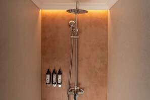 Superior Quadruple Room, Balcony | Bathroom | Free toiletries, hair dryer, towels, soap - Petit Palace Preciados (Madrid)