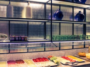 Petit déjeuner buffet (17.50 EUR par personne)