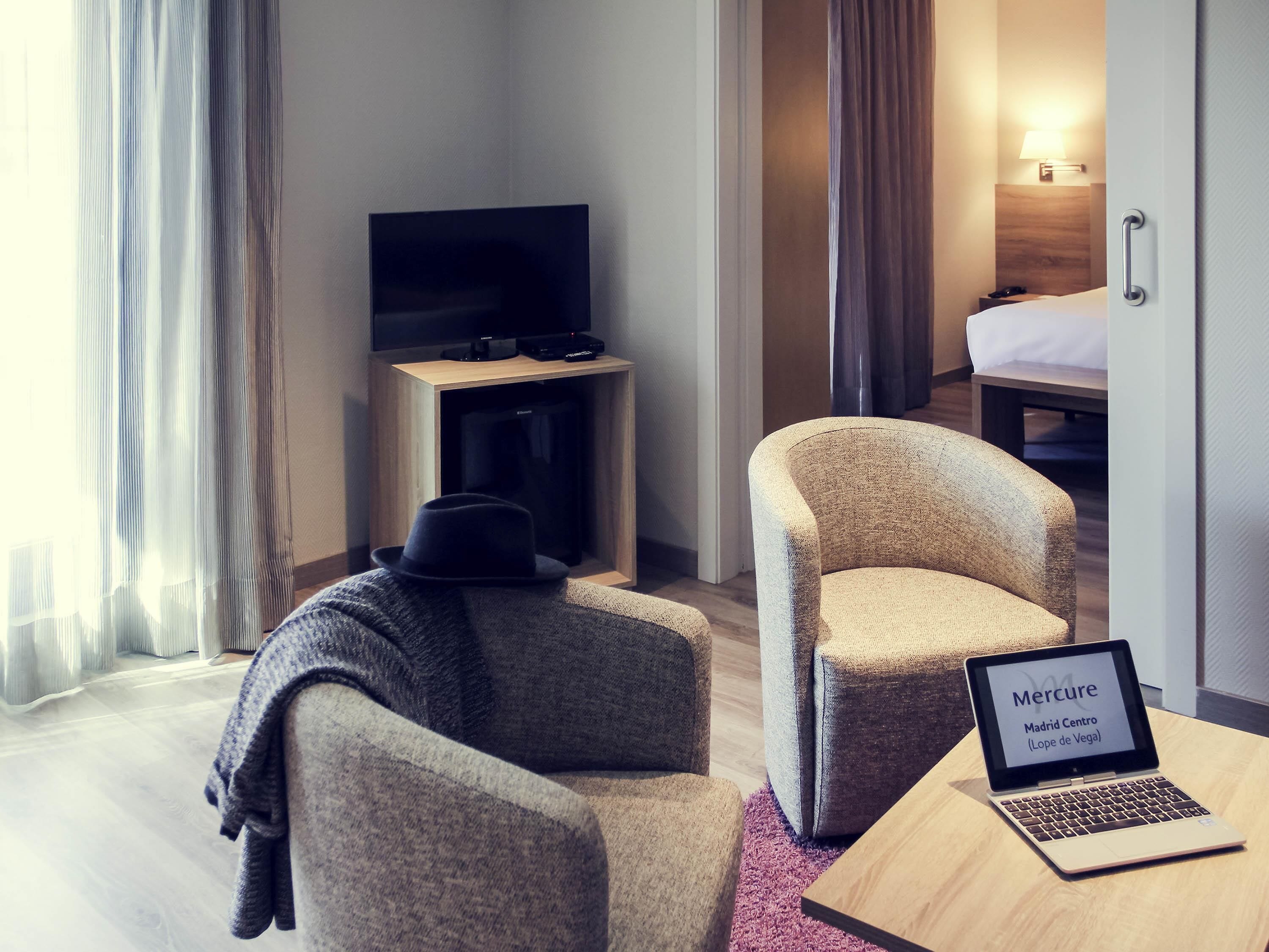 junior suite, 1 king bed | business centre