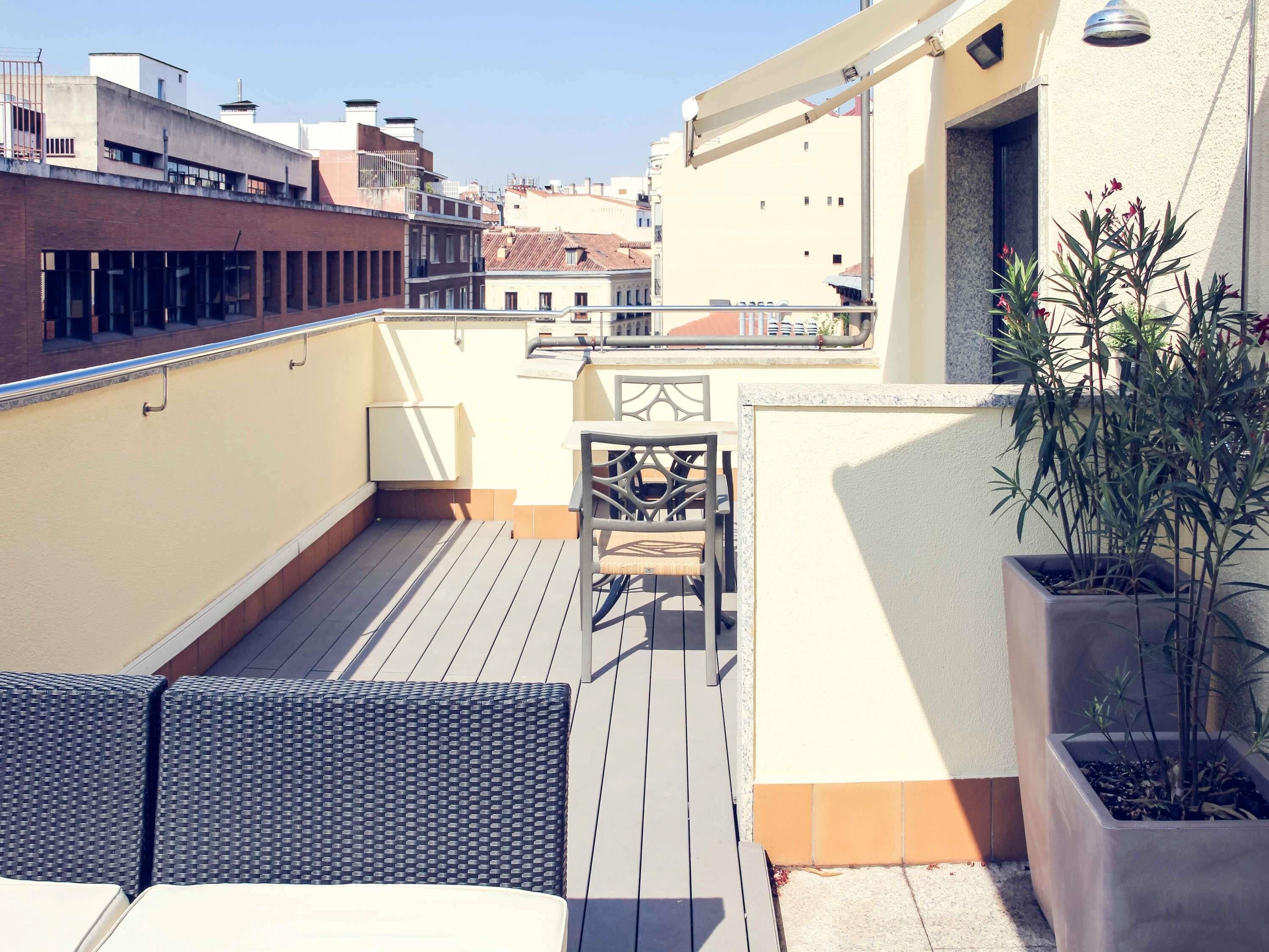 Ropa de cama de alta calidad, cubrecamas y minibar 