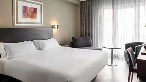 Premium bedding, down duvets, minibar, in-room safe - Mercure Madrid Centro (Madrid)