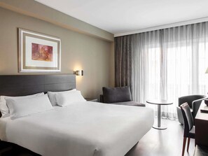 Ropa de cama de alta calidad, edredones de plumas, minibar y caja fuerte