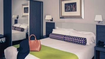 Rom, 1 dobbeltseng | Sengetøy av topp kvalitet, dundyner, minibar og safe på rommet