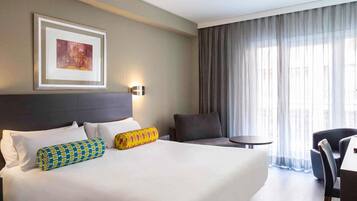 Luxe beddengoed, donsdekens, een minibar, een kluis op de kamer