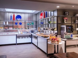 Se ofrece un desayuno bufé todos los días (por un coste adicional)