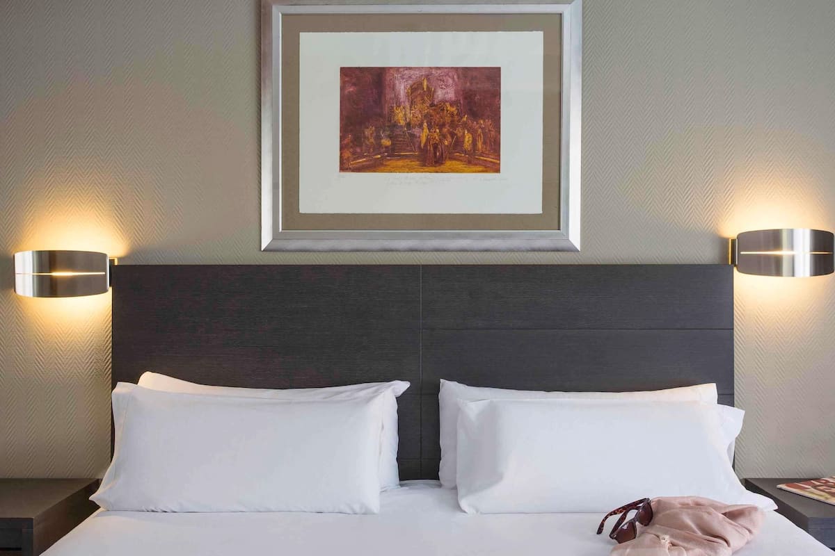 Habitación, 1 cama matrimonial | Ropa de cama de alta calidad, edredón y minibar