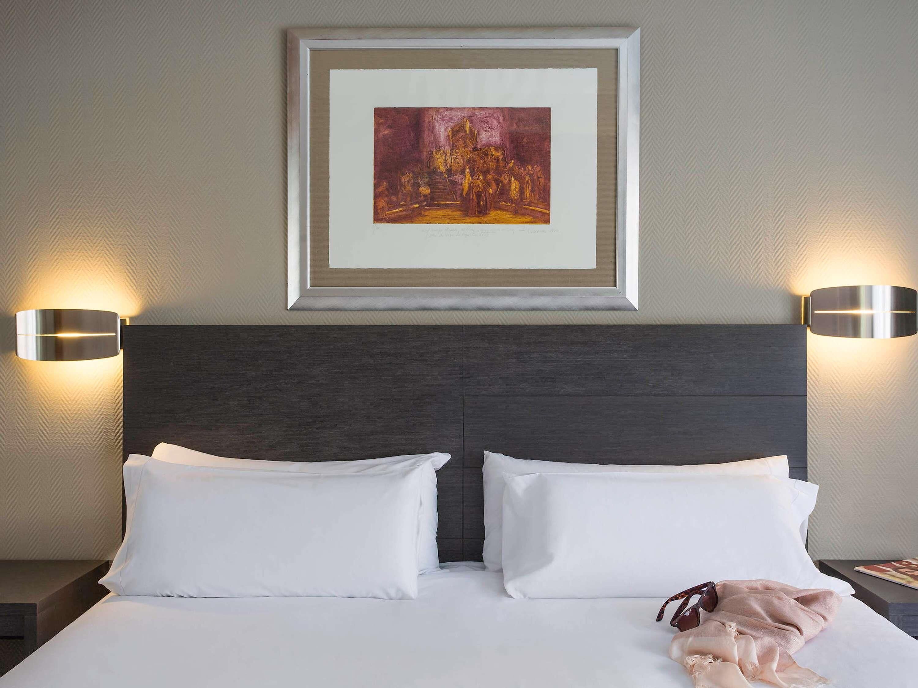 Ropa de cama de alta calidad, cubrecamas y minibar 