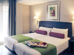 Ropa de cama de alta calidad, cubrecamas y minibar 