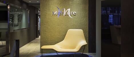 Coin salon dans le hall