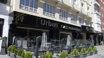 Un edificio con escaparate que dice 'Urban'.