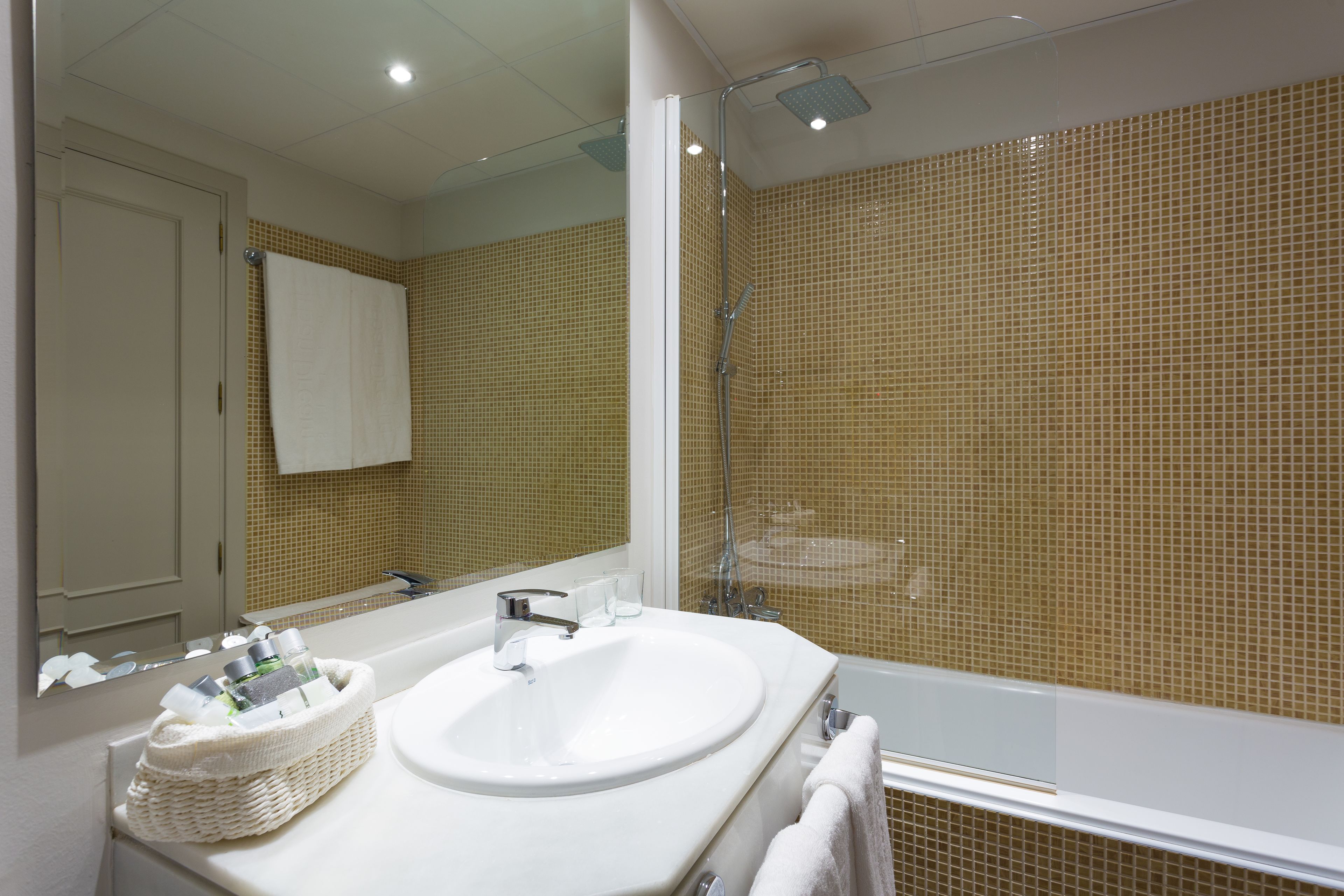 bathtub, free toiletries, bidet, towels