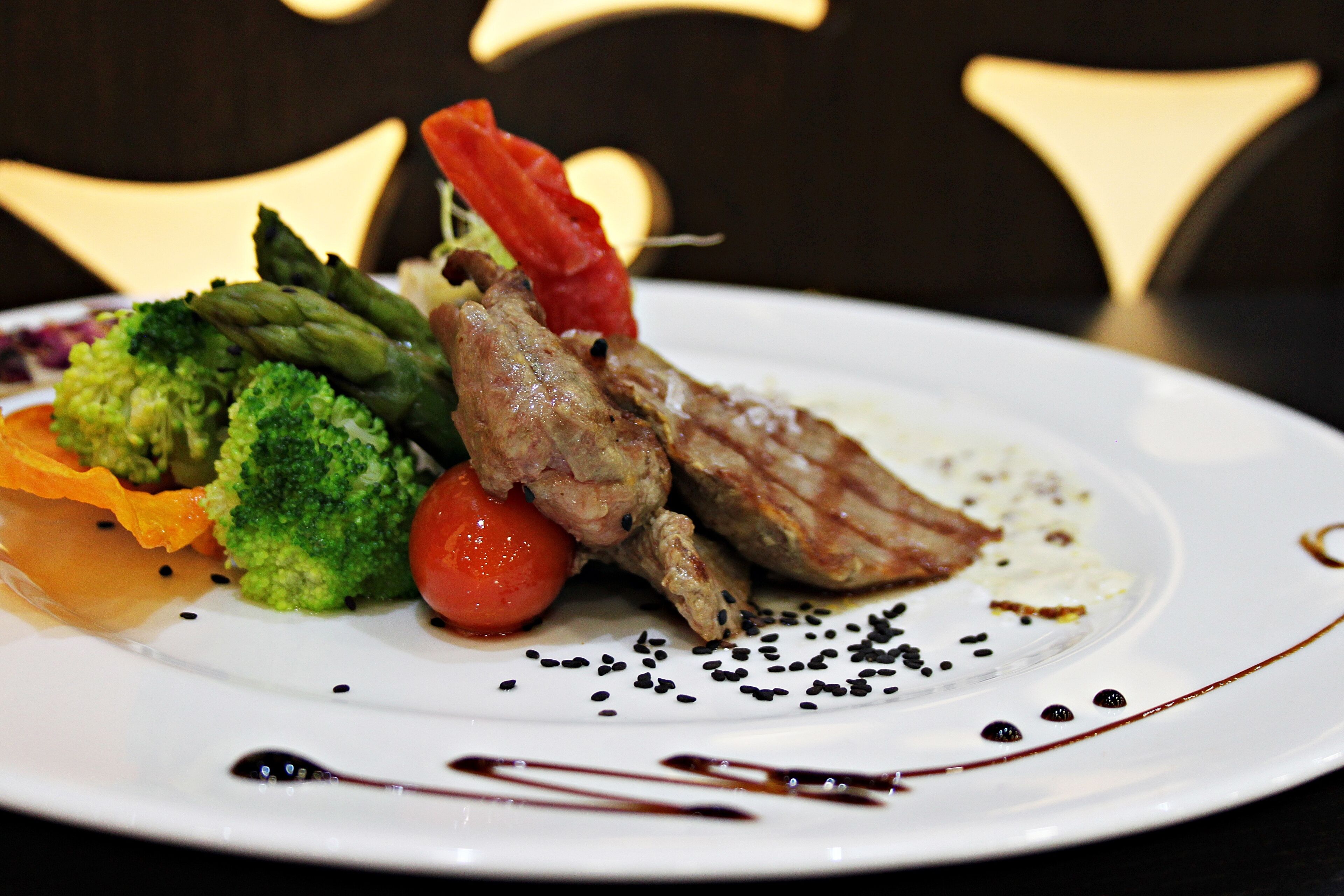 A plate of food with various vegetables and meat.
