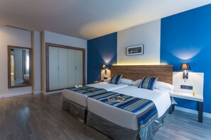 Caixa forta a l'habitació i cortines opaques 