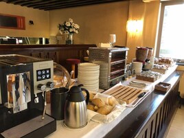 Daily continental breakfast (EUR 4.50 per person)