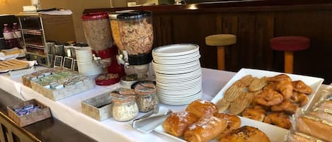 Tägliches kontinentales Frühstück (4.50 EUR pro Person)